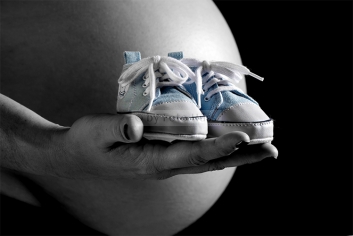Foto Hüss - Portrait - Babybauch - Schwanger - ein Kind erwarten - Schuhe